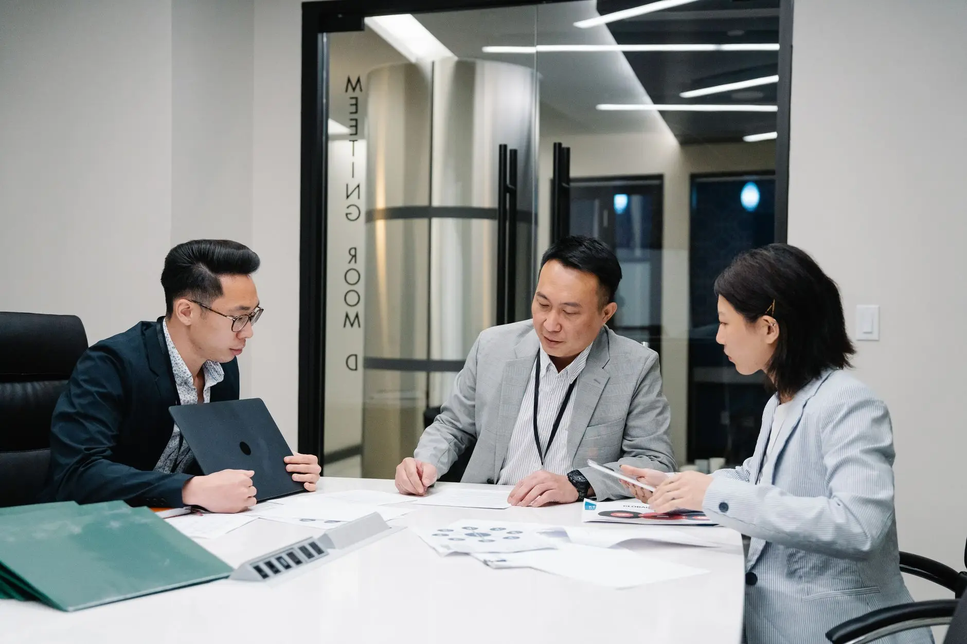 服装库存尾货折扣批发市场趋势分析:2025年采购策略与机遇