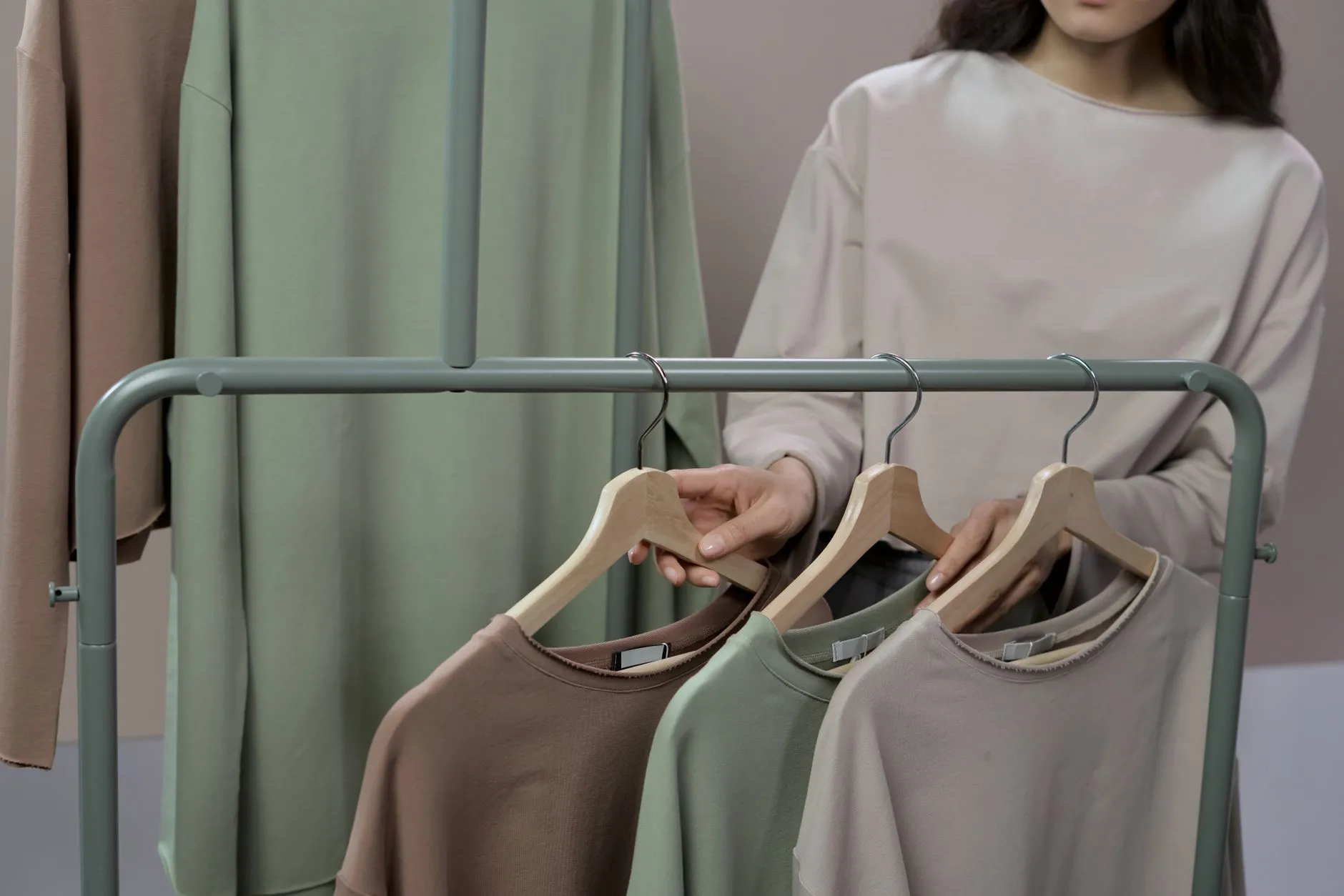 服装库存尾货折扣批发如何选品?三步锁定高周转货源正文配图 2